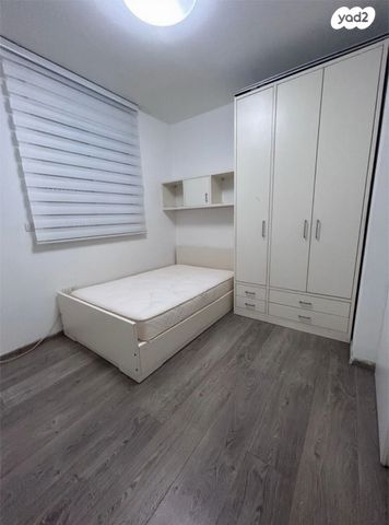 גג/ פנטהאוז, פולה בן גוריון, בנות חיל, ראשון לציון