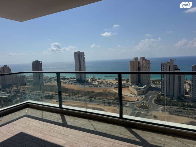 אמנון ליפקין שחק 