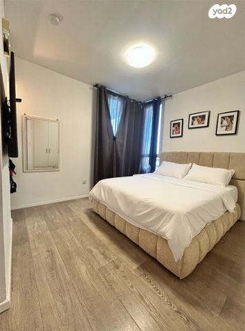 גג/ פנטהאוז, פולה בן גוריון, בנות חיל, ראשון לציון