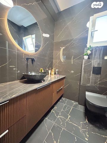 גג/ פנטהאוז, פולה בן גוריון, בנות חיל, ראשון לציון