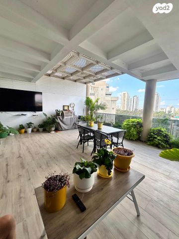 גג/ פנטהאוז, פולה בן גוריון, בנות חיל, ראשון לציון