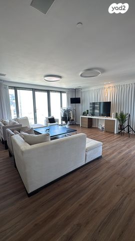 דירה, ניסים אלוני, צמרות איילון, פארק צמרת, תל אביב יפו