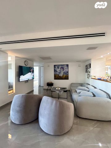 גג/ פנטהאוז, פולה בן גוריון, בנות חיל, ראשון לציון