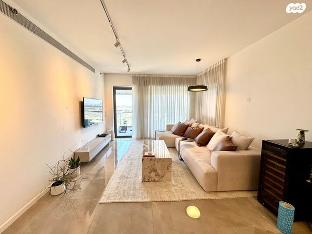 דירה, אריק איינשטיין, הרצליה ב', הרצליה