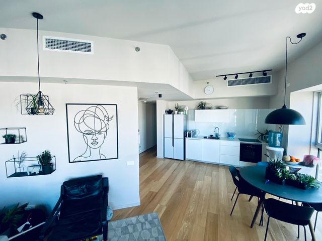 מונטיפיורי, הרכבת