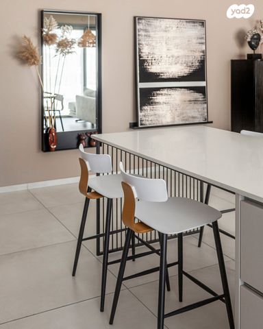 דירה, אריק איינשטיין, הרצליה ב', הרצליה