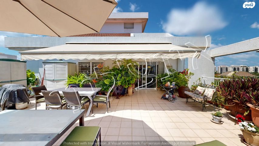 גג/ פנטהאוז, יהודה בורלא, 2003, רעננה