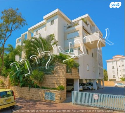 גג/ פנטהאוז, יהודה בורלא, 2003, רעננה