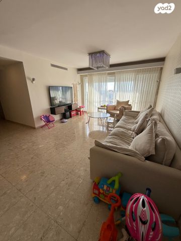 דירה, יגאל אלון, לב מוצקין, בנה ביתך, קרית מוצקין