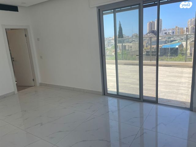 גג/ פנטהאוז, ביאליק 11, לב העיר, בת ים