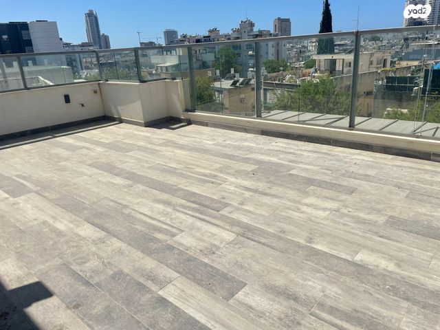 גג/ פנטהאוז, ביאליק 11, לב העיר, בת ים