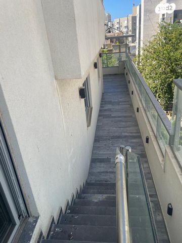 גג/ פנטהאוז, ביאליק 11, לב העיר, בת ים