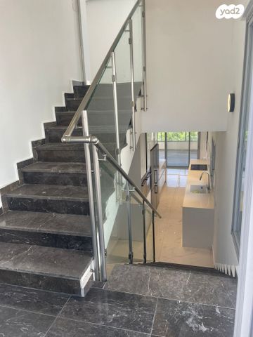 גג/ פנטהאוז, ביאליק 11, לב העיר, בת ים