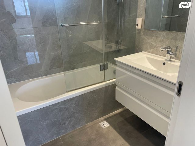 גג/ פנטהאוז, ביאליק 11, לב העיר, בת ים