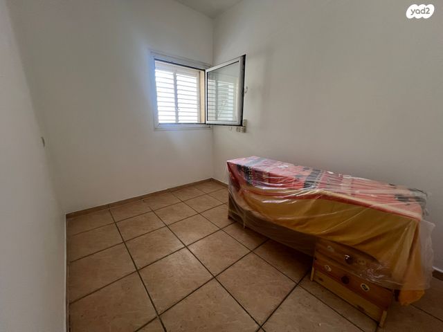 דו משפחתי, יצחק שדה, כפר סבא