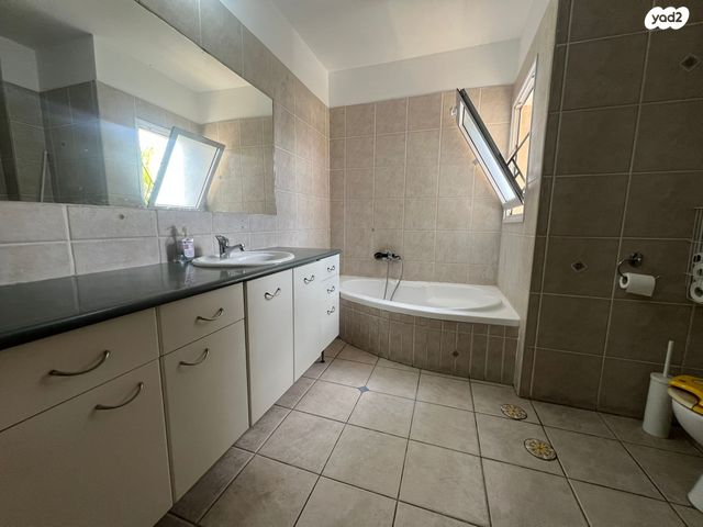 דו משפחתי, יצחק שדה, כפר סבא