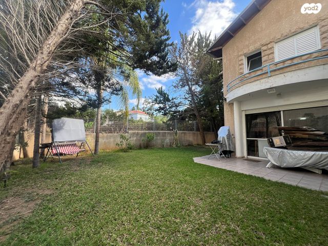 דו משפחתי, יצחק שדה, כפר סבא