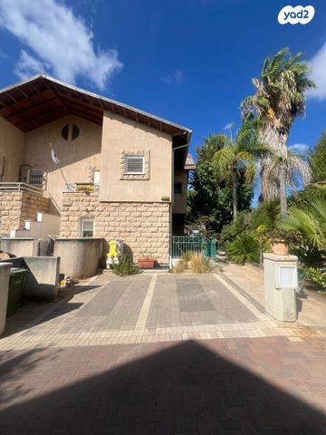 דו משפחתי, יצחק שדה, כפר סבא