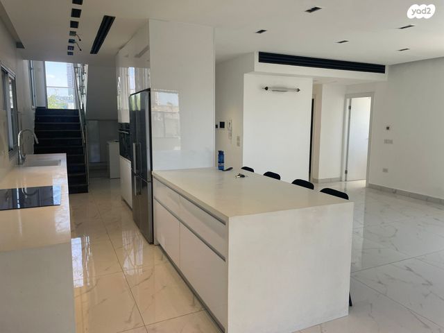 גג/ פנטהאוז, ביאליק 11, לב העיר, בת ים