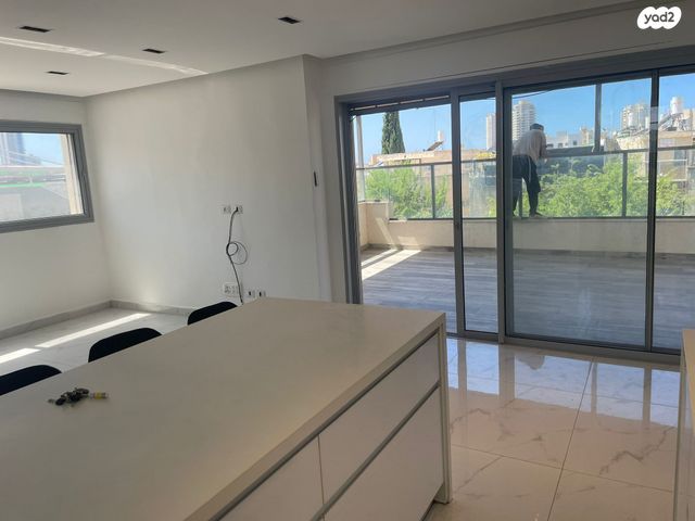 גג/ פנטהאוז, ביאליק 11, לב העיר, בת ים