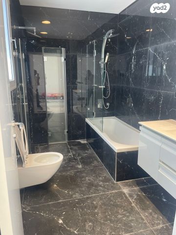 גג/ פנטהאוז, ביאליק 11, לב העיר, בת ים