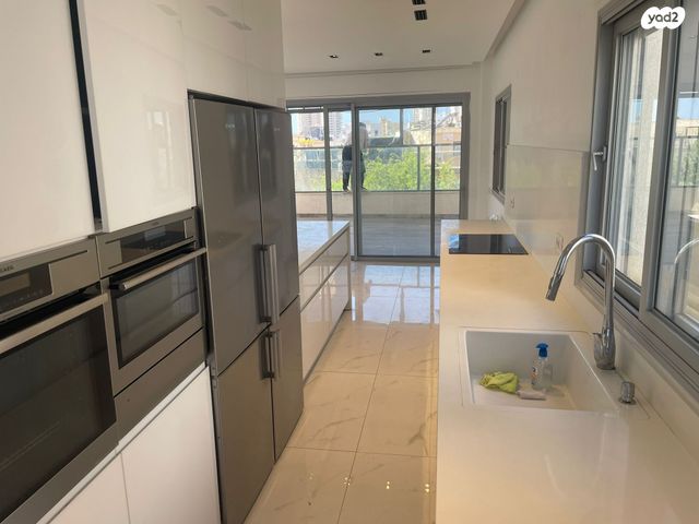 גג/ פנטהאוז, ביאליק 11, לב העיר, בת ים