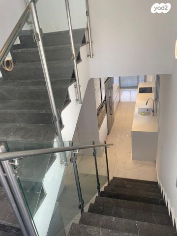 גג/ פנטהאוז, ביאליק 11, לב העיר, בת ים