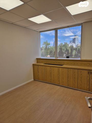 משרדים, דרך זאב ז'בוטינסקי 33, תל בנימין, רמת גן