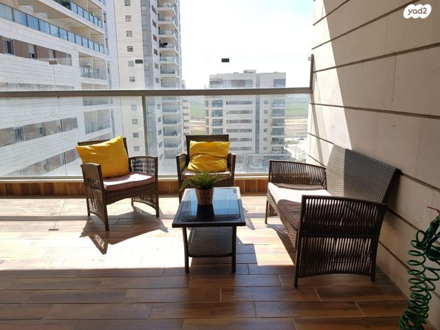 דירה, שייקה אופיר, פסגות אפק, ראש העין