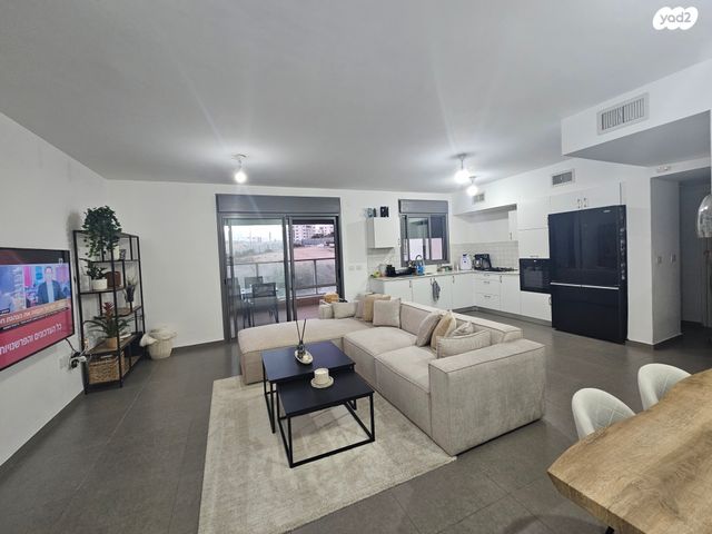 דירה, כלנית 20, הפרחים, חריש