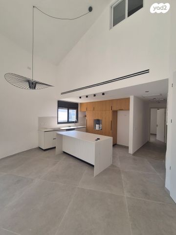 גג/ פנטהאוז, יוסי בנאי, גבעת זמר, חיפה