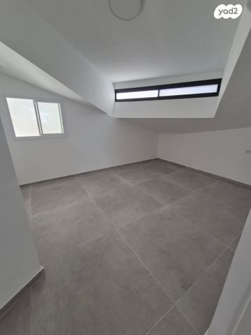 גג/ פנטהאוז, יוסי בנאי, גבעת זמר, חיפה