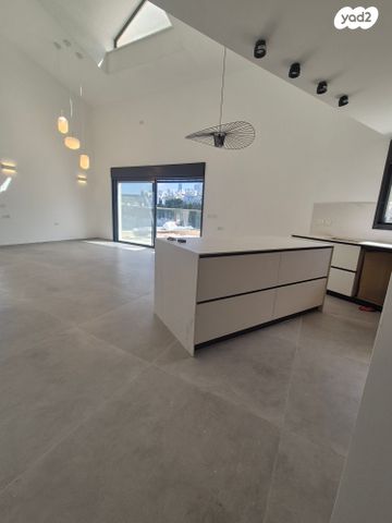 גג/ פנטהאוז, יוסי בנאי, גבעת זמר, חיפה