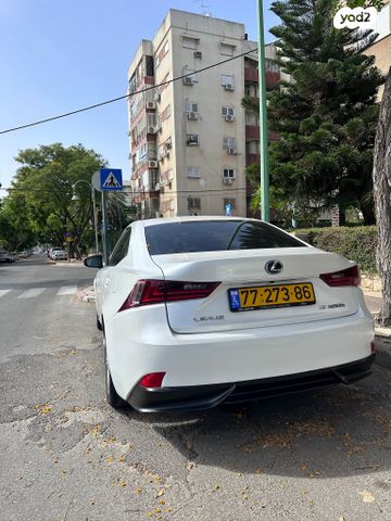 לקסוס IS