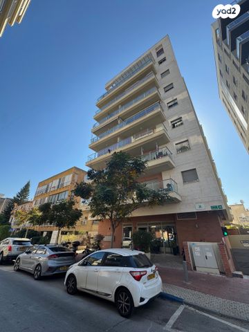 כנפי נשרים 18