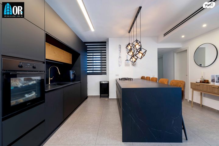 דירה, עוזי חיטמן, נאות שמיר, יבנה