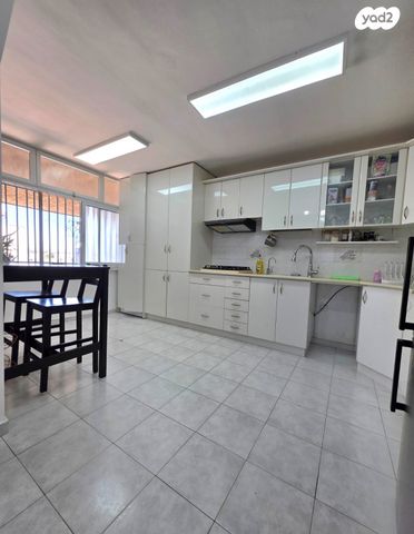 דירה, חב"ד, רמב"ם, ראשון לציון