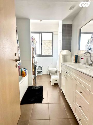 דירה, אפרים קישון 1, חתני פרס ישראל, באר יעקב