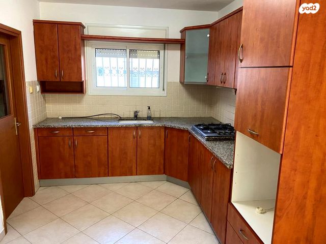 עמוס ירקוני 