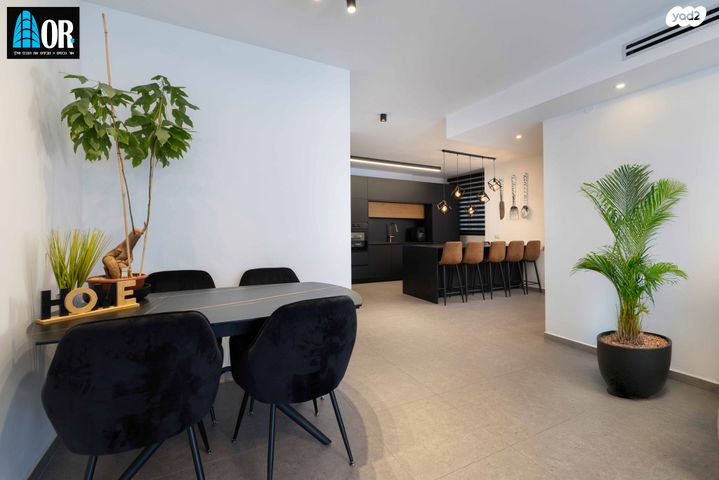 דירה, עוזי חיטמן, נאות שמיר, יבנה