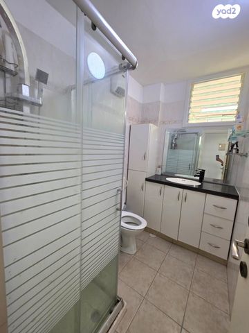 דירה, חב"ד, רמב"ם, ראשון לציון