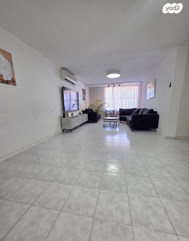 דירה, חב"ד, רמב"ם, ראשון לציון