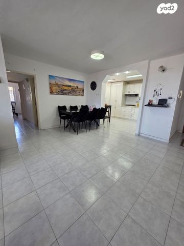 דירה, חב"ד, רמב"ם, ראשון לציון