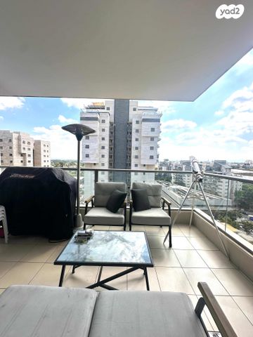 דירה, אפרים קישון 1, חתני פרס ישראל, באר יעקב