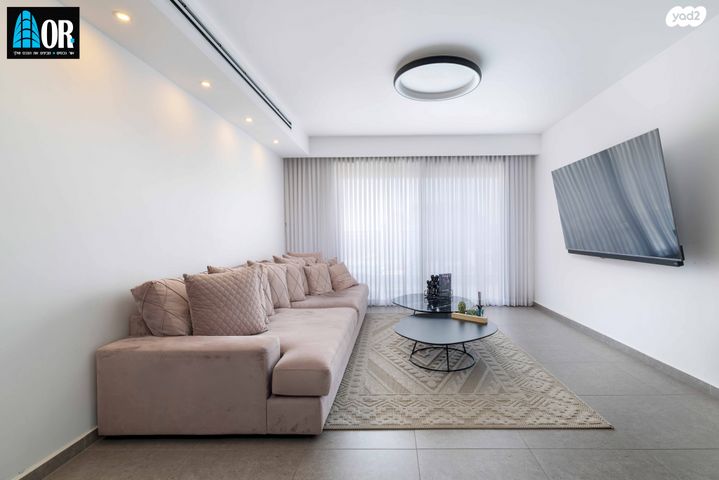 דירה, עוזי חיטמן, נאות שמיר, יבנה