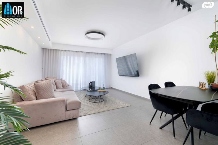 דירה, עוזי חיטמן, נאות שמיר, יבנה