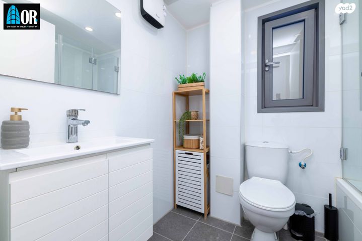 דירה, עוזי חיטמן, נאות שמיר, יבנה