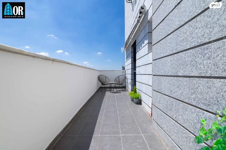 דירה, עוזי חיטמן, נאות שמיר, יבנה