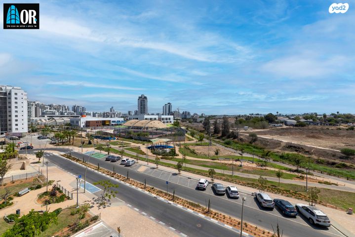 דירה, עוזי חיטמן, נאות שמיר, יבנה