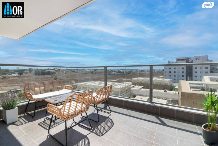 דירה, עוזי חיטמן, נאות שמיר, יבנה